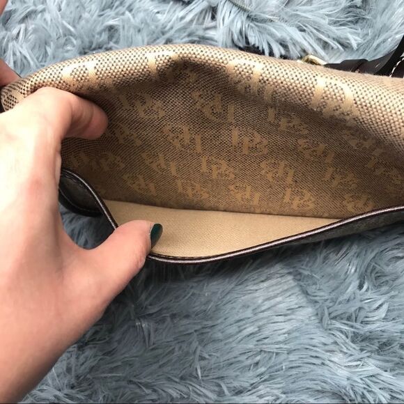 Authentic Dooney & Bourke Signature Logo - Picture 9 of 14
